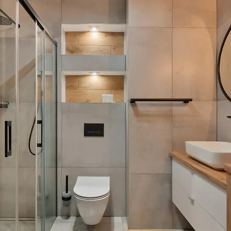 Cozy With Parking And Balcony By Renters Apartment *