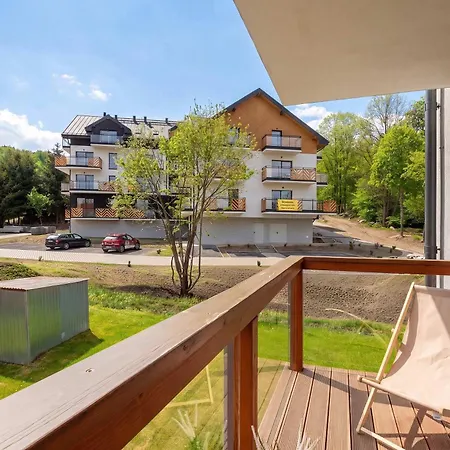 Cozy With Parking And Balcony By Renters Apartment *